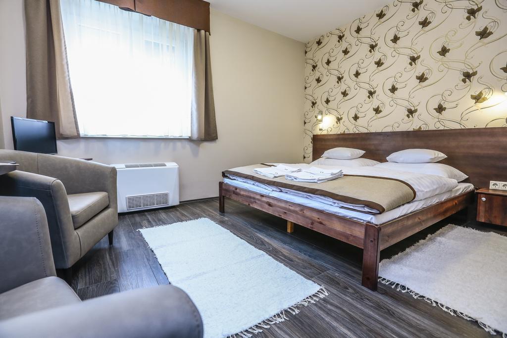 Granatalma Vendeghaz Hotell Fehérvárcsurgó Rom bilde