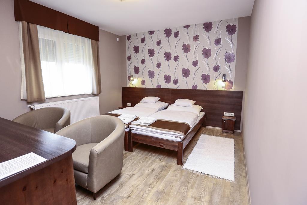 Granatalma Vendeghaz Hotell Fehérvárcsurgó Rom bilde